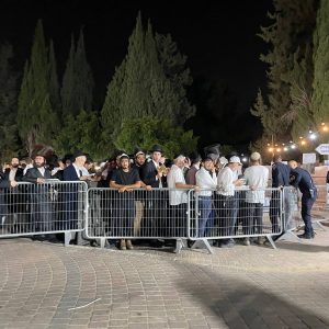 ההמונים צובאים על שערי בית העלמין