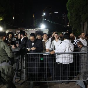 השביל הארוך לאורך רחבת בית העלמין עד לחלקת הציון