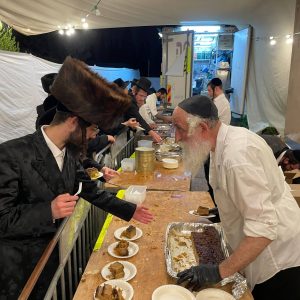 חלוקת הקוגל לרבבות המתפללים